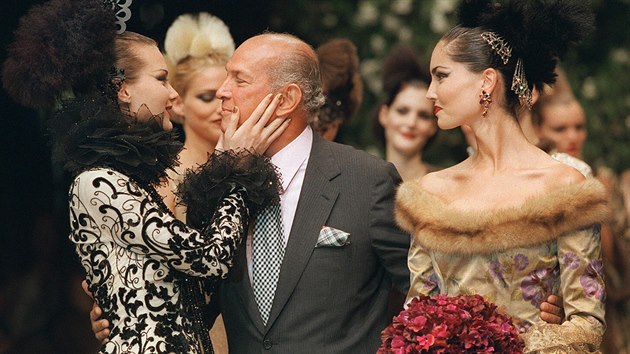 Oscar de la Renta se „svými“ modelkami v roce 1997