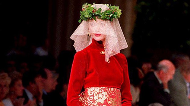 Nevšední vzory, barvy a materiály vnesl de la Renta i do dlouho velmi konzervativního svatebního odvětví. Snímek z roku 1993.