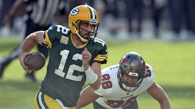 Aaron Rodgers (12) z Green Bay Packers unik Anthonymu Nelsonovi (98) z Tampa Bay Buccaneers.