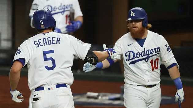 Corey Seager (5) z Los Angeles Dodgers oslavuje svj homerun se spoluhrem Justinem Turnerem.