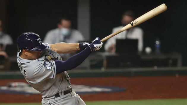 Willy Adames z Tampa Bay Rays odpaluje bhem druhho duelu Svtov srie.