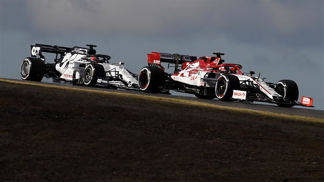 Kimi Rikknen (vpravo) ze stje Alfa Romeo a Daniil Kvjat z AlphaTauri v prvnm trninku na Velkou cenu Portugalska