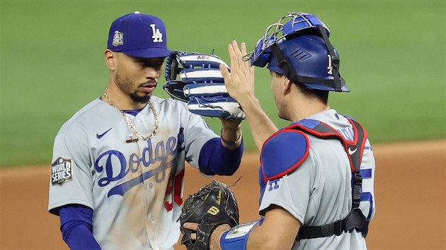 Mookie Betts (vlevo) a Austin Barnes oslavuj vhru Los Angeles Dodgers.