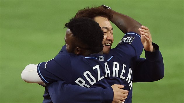 Ji-Man Choi (vlevo) a Randy Arozarena z Tampa Bay Rays se raduj z vhry.