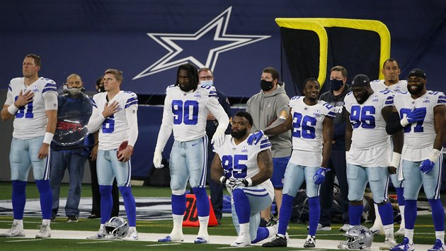 Fotbalisté Dallas Cowboys během americké hymny