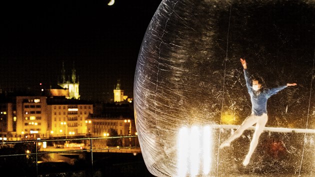 Cirk La Putyka v rmci projektu Izolace nafoukl v ulicch Prahy tyi bubliny, aby vyjdil souasn pocity a upozornil, e umlci nadle tvo (23. jna 2020).