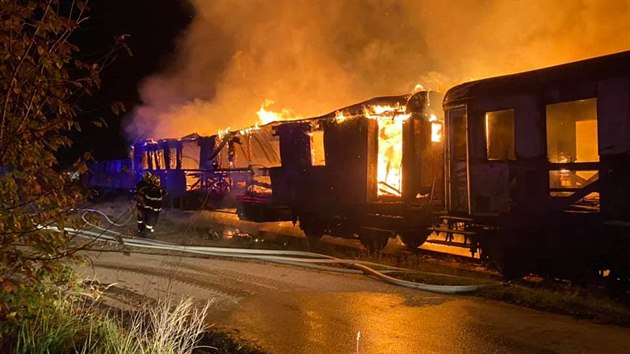 Požár v Železničním muzeu Výtopna v Jaroměři zničil několik historických vagonů čekajících na renovaci (20. 10. 2020).