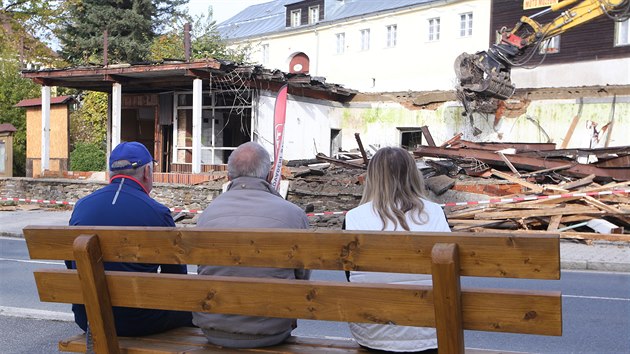 Demolice zchátralého objektu bývalé cukrárny v centru Železné Rudy na Šumavě (22. 10. 2020)