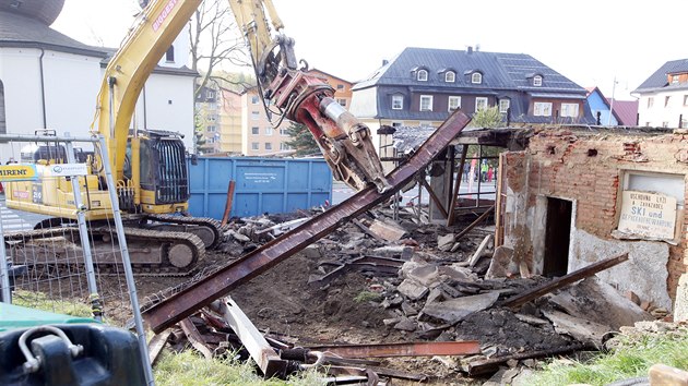 Demolice zchátralého objektu bývalé cukrárny v centru Železné Rudy na Šumavě (22. 10. 2020)