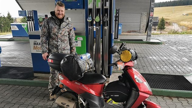 Pavel Pondlk z Plzeska vyrazil na cestu kolem esk republiky na sktru. Zatm ho trp jen detiv poas.