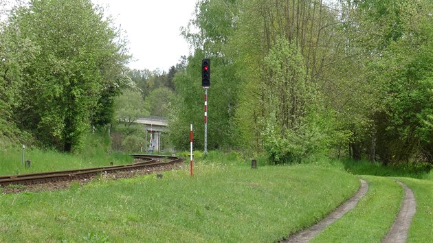 V kilometru 2,3 trat z Havlkova Brodu do Rosic nad Labem odboovala vpravo pvodn drha do ru nad Szavou.
GPS: 49.6084569N, 15.6079372E