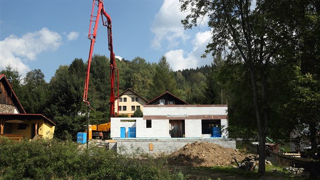 Prozatm je stavba vidt z hlavn silnice, betonov plot ale zajist Markovi a rodin dostaten soukrom.