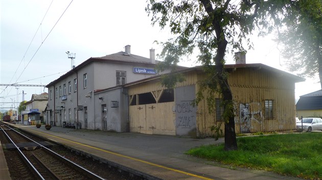 V roce 1897 byla z ji�n� strany p�istav�na p��zemn� �ek�rna s d�ev�nou verandou.