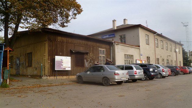 Posledn� des�tky let n�dra�� ch�tralo a vy�adovalo z�sadn� modernizaci exteri�r� i interi�r�. 