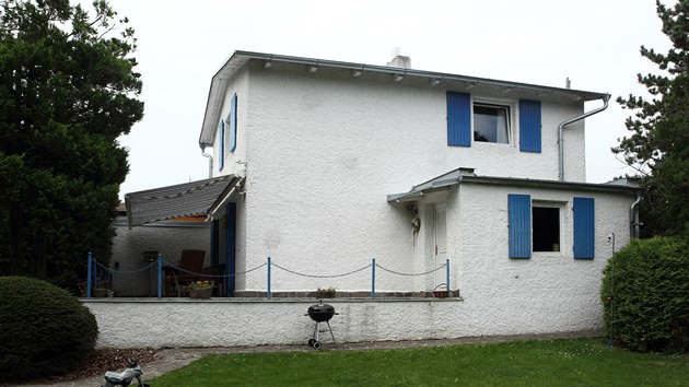 Dům je v podstatě jednoduchá bílá kostka doplněná o modré okenice.