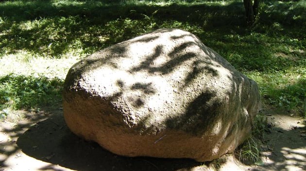 Čertův kámen zmizel ze zámeckého parku loni v říjnu. 
