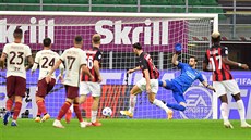 Zlatan Ibrahimovic z AC Milán dává gól proti AS �ím.