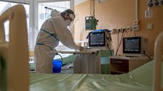 Oddlení v oblastní nemocnici v Náchod, kde léí pacienty s nemocí covid-19...