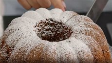 U� p�i krájení je vid�t, jak je bábovka nadýchaná a pru�ná.