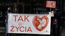 Odprci potrat protestují ped budovou ústavního soudu ve Varav. (22. íjna...