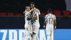 Fotbalisté Manchesteru United slaví branku na h�i�ti Paris St. Germain.