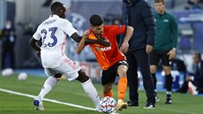 Ped oima trenéra Zinedina Zidaneho se obránce Ferland Mendy (Real) snaí...