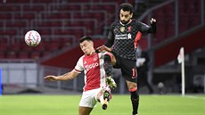 Muhammad Salah z Liverpoolu (vpravo) a Lisandro Martinez z Ajaxu v souboji o...