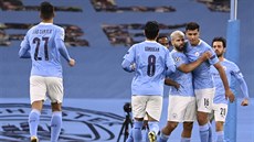 Fotbalisté Manchesteru City slaví branku, kterou vstelil Sergio Agüero (tetí...