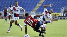 Momentka ze zápasu Cagliari - Crotone. S íslem deset domácí kapitán Joao Pedro.