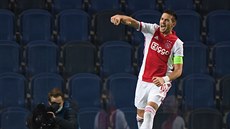 Kapitán Ajaxu Duan Tadi slaví po vstelení úvodní branky proti Atalant...