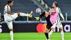 OBA STEJN�. Miralem Pjani� z Barcelony (vpravo) a Danilo z Juventusu se...