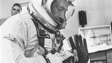 John Young před letem s Gemini 3. Kdesi ve skafandru ukrývá kus opečeného...