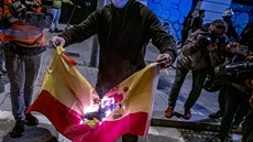 V íjnu roku 2020 se v Barcelon zapalovaly panlské vlajky pro pipomenutí...