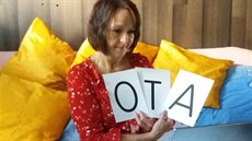 U�itelka Zdena Zlatníková ukazuje svým prv�á�k�m velká písmena. Aby d�ti um�ly...