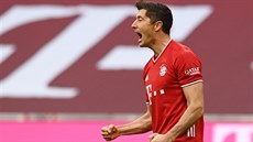 Robert Lewandowski, kanonýr Bayernu Mnichov, oslavuje svoji trefu v utkání...