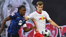 Alexander Sorloth z Lipska (vpravo) a Dedryck Boyata z Herthy Berlín