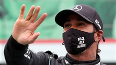 Lewis Hamilton slaví vítězství ve Velké ceně Portugalska.