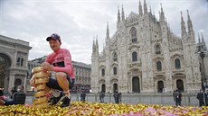 Tao Geoghegan Hart pózuje s trofejí po závěrečné etapě Gira v Miláně.