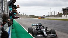 Lewis Hamilton vítzí ve Velké cen Portugalska.