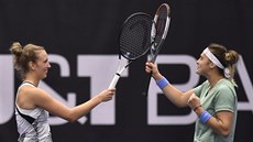 Elise Mertensová (vlevo) a Aryna Sabalenková pi finálovém utkání v Ostrav