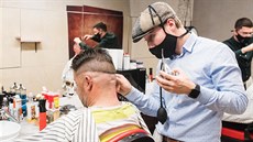 Majitel zlínského holi�ství Na Fe�áka Luká� Maru�inský st�íhal zákazníky celou...