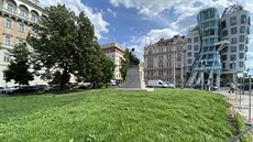Z plácku p�ed Tan�ícím domem je zelená oáza.