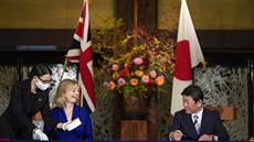 Britská ministryn obchodu Liz Trussová a japonský ministr zahranií Toimicu...