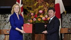 Britská ministryn obchodu Liz Trussová a japonský ministr zahranií Toimicu...