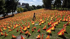 �ena prochází po madridském památníku ob�tem koronaviru, který tvo�í louka...