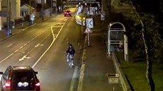 Opilý cyklista jel v noci v protismru, auta se mu obloukem vyhýbala