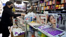 Bojkot francouzského zboží v libanonském obchodě s kosmetikou kvůli opětovnému...