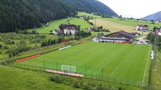 Fotbalové hřiště ve Valles v Jižním Tyrolsku, kde se bude česká reprezentace...