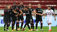 Fotbalisté Leverkusenu se radují v zápase Evropské ligy s Nice. Vyhráli 6:2.