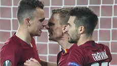 Sparantí fotbalisté slaví gól v utkání Evropské ligy s Lille.